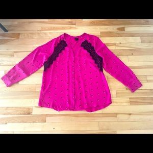 Retro style top with abstract pattern & lace embellishments!